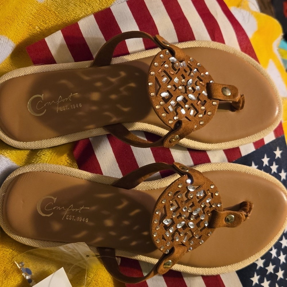 ❣️NWT❣️Catos Women's Brown Rhinestone Medalion Sandals Sz 7🩴🏖